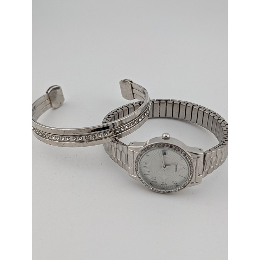 Time and Tru Women's Silver Tone‎ Round Watch and Bracelet Set- New Battery